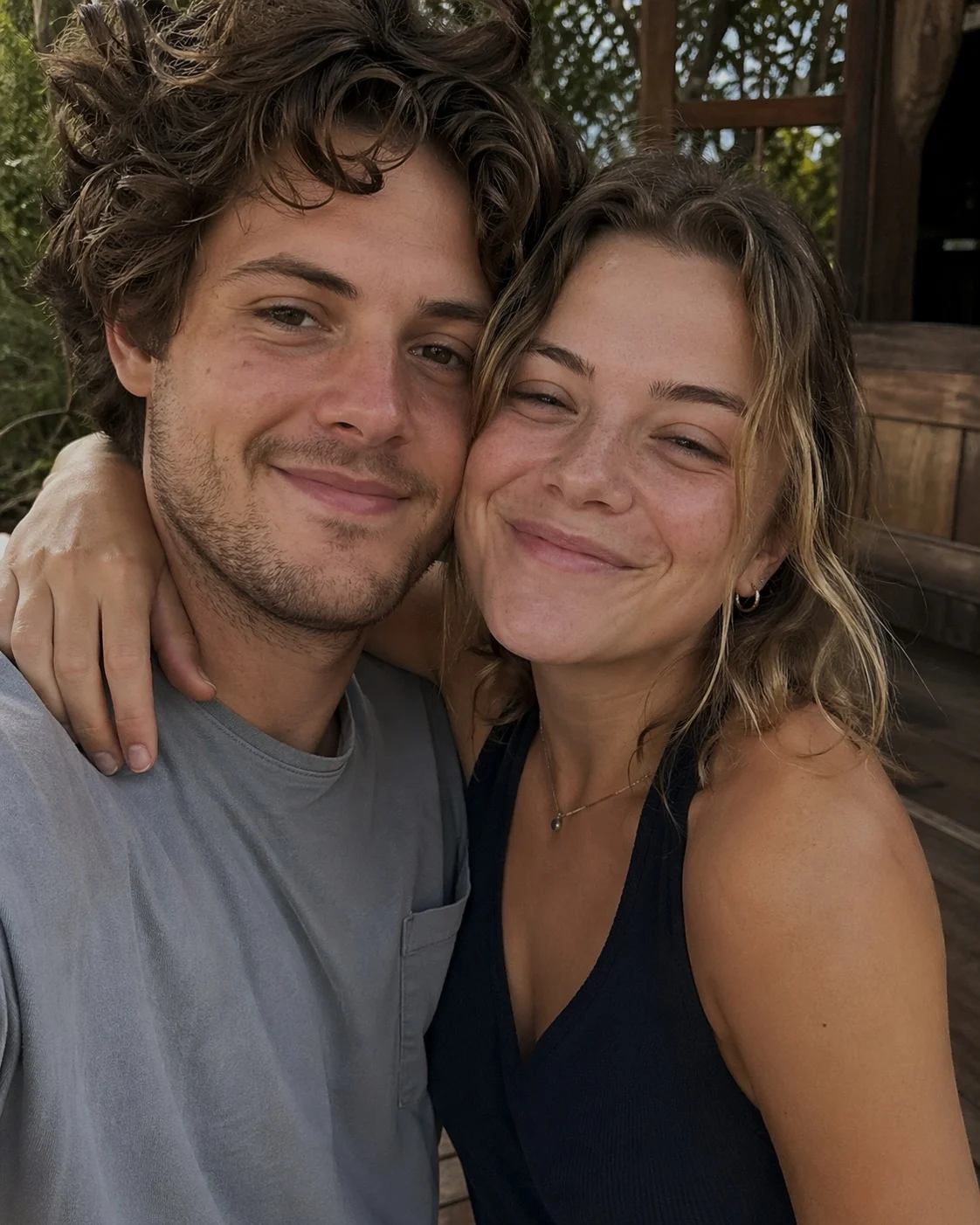 Casal católico em oração no altar