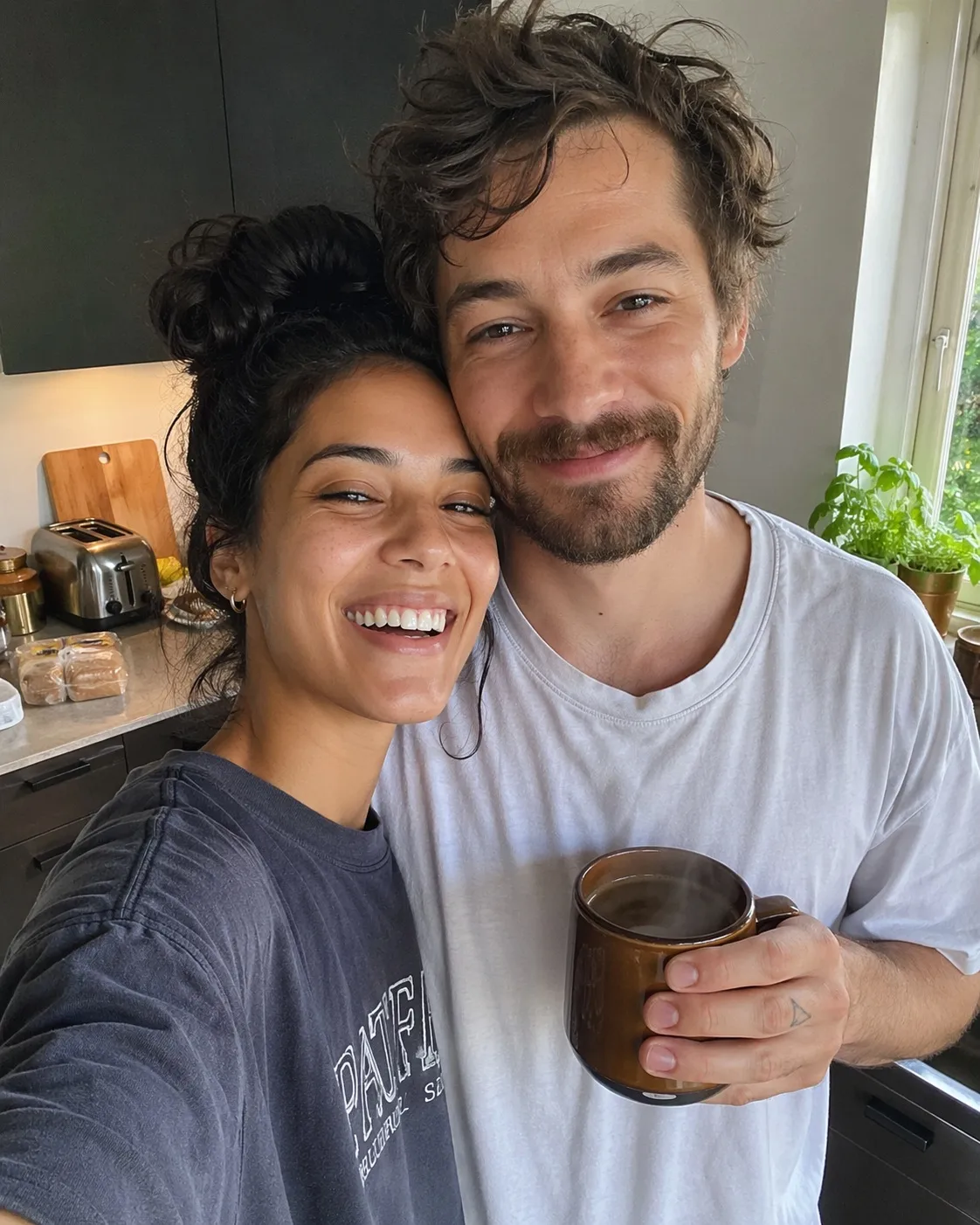 Casal jovem em momento romântico ao ar livre